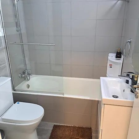 Prime Location! - 400m From The * パ フォス