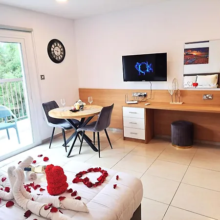 Prime Location! - 400m From The * Paphos